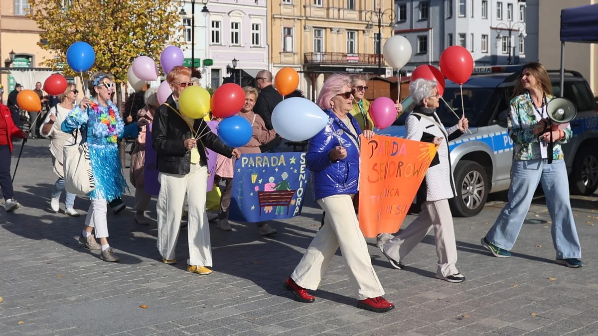 Parada seniorów po Rawiczu