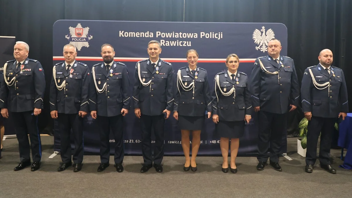 Uroczysta zbiórka policji w hali ZSZ